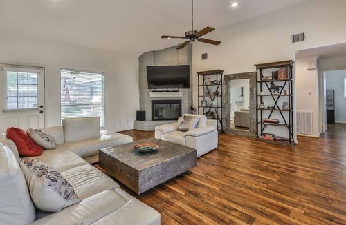 Briarforest House | Gorgeous 4 bedroom 2 bath home in center Houston