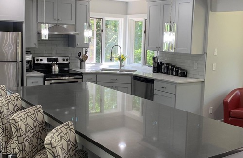 Gaston House | Gorgeous Home in the Woods, Clean! Dogs welcome
