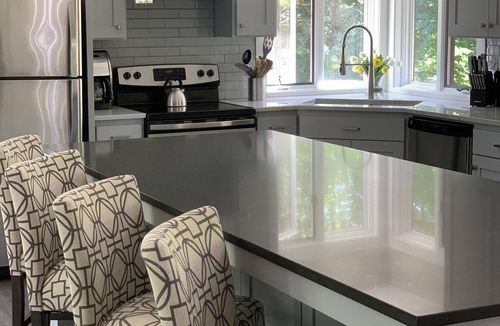 Gaston House | Gorgeous Home in the Woods, Clean! Dogs welcome