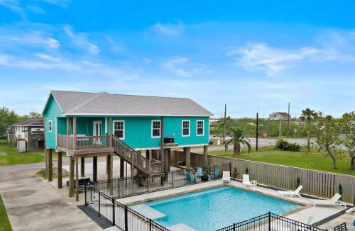 San Leon House | Gorgeous Home with Huge Private Pool and Game Room