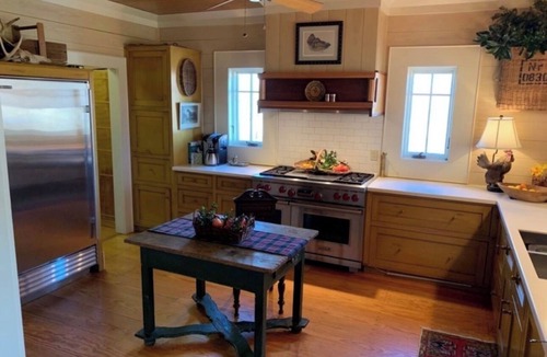 Thomson House | Gorgeous House Perfect for Masters Retreat