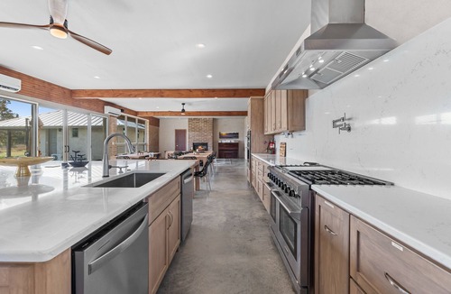 La Grange House | Gorgeous Lakeside Retreat Center (30 beds)