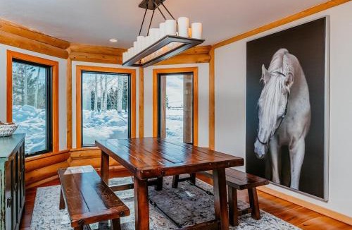 Hailey House | Gorgeous Log Cabin Close to Town with Hot Tub