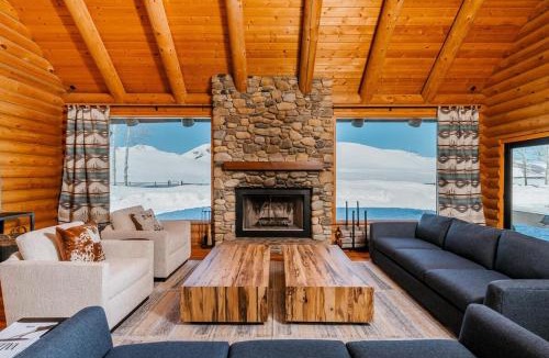 Hailey House | Gorgeous Log Cabin Close to Town with Hot Tub