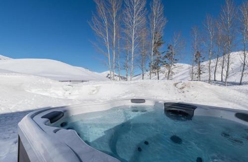 Hailey House | Gorgeous Log Cabin Close to Town with Hot Tub