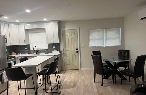South Side House | Gorgeous newly renovated 3 bedroom house in Mount Vernon AC WiFi high end apl
