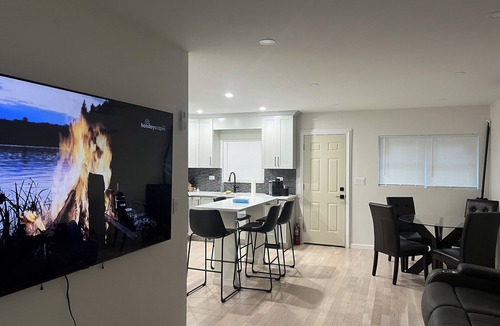 South Side House | Gorgeous newly renovated 3 bedroom house in Mount Vernon AC WiFi high end apl