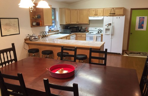 Burley House | Gorgeous open concept. King, queen and bunks. Kayaks, games, videos. Family fun!