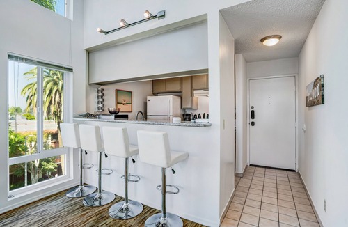 Palms House | Gorgeous Penthouse loft Walking distance to downtown Culver City