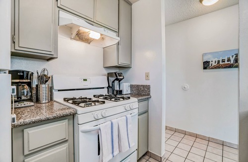 Palms House | Gorgeous Penthouse loft Walking distance to downtown Culver City
