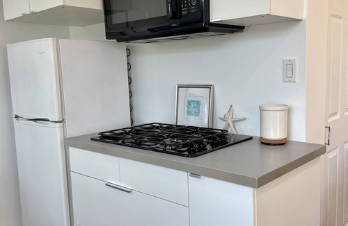 Del Rey Apartment | Gorgeous, studio in the heart of Southern California! Bright, sunny & beautiful!