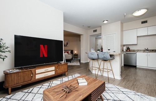 Miracle Mile Apartment | Gorgeous studio steps from The Groove