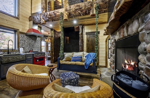 Broken Bow Cabin | Gorgeous Tree House with Hot-tub in Broken Bow, Oklahoma