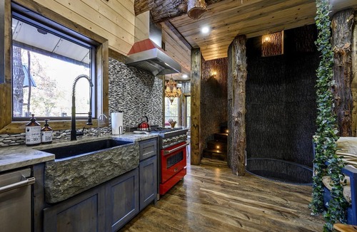 Broken Bow Cabin | Gorgeous Tree House with Hot-tub in Broken Bow, Oklahoma