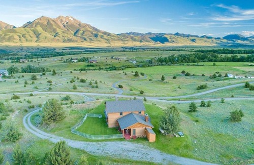 Emigrant House | Gorgeous Views, Big Hot Tub, 2 Fireplaces, IR Sauna, Spacious Rooms, Huge Deck