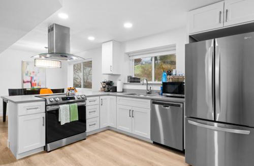Sandy Apartment | Grace's View, full kitchen, close to skiing