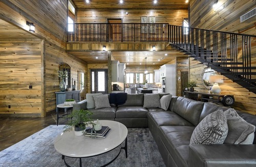 Hochatown Cabin | Grand Estate HIGH LUXE 7400 sq ft cabin/EVENTS ALLOWED sleeps 30!/2 Hot