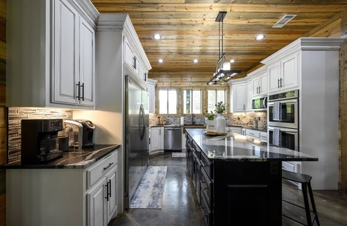Hochatown Cabin | Grand Estate HIGH LUXE 7400 sq ft cabin/EVENTS ALLOWED sleeps 30!/2 Hot