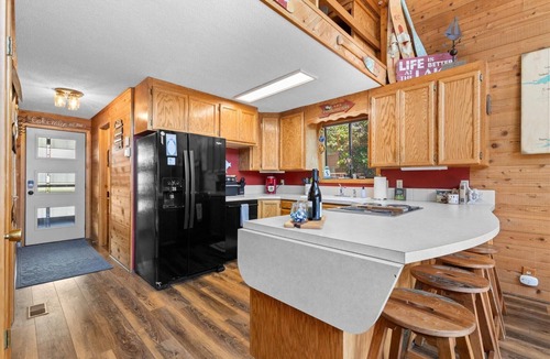 Bayview House | Grandview Lakeside Escape - Stunning Lake & Mountain Views, Private Dock & Deck, BBQ, Near Bayview!