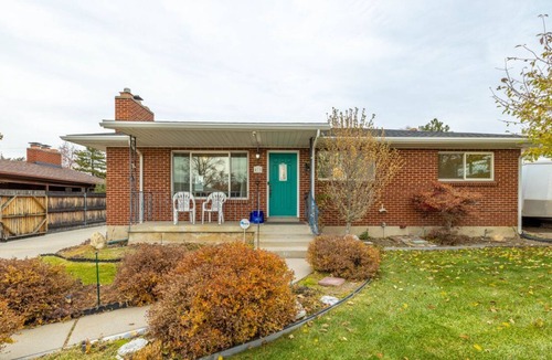 Midvale House | Granny's Ski Chalet | Close to Skiing|Big Backyard