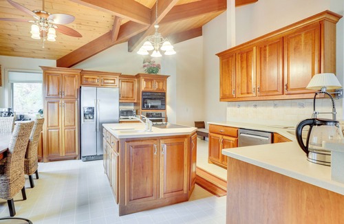 Siler City House | Great for Groups! Farmhouse in Jordan Lake Area