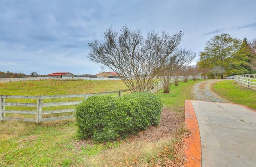 Siler City House | Great for Groups! Farmhouse in Jordan Lake Area