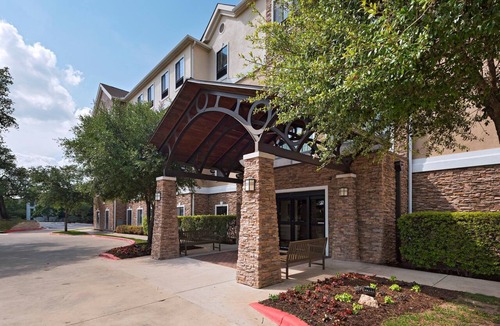 Hunter's Chase Apartment | Great location! Air-Conditioned Studio with Outdoor Pool Access, Free Breakfast + More!