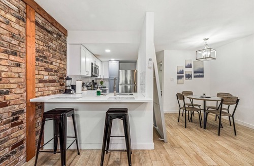 Neartown Apartment | Great Location, near Coffee shops Pet-Friendly, 1BR | Museum District | Free Parking newly renovated