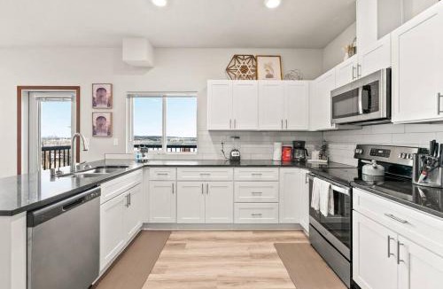 South Perry District Apartment | Great New 2 Bed 2 Bath Near Perry District and DT