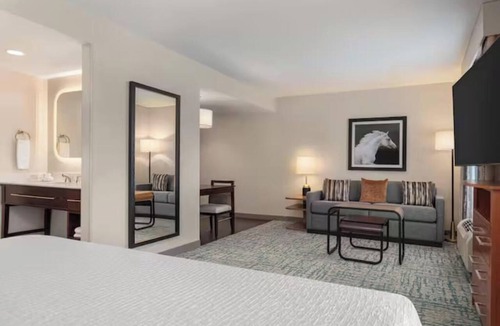 McNeil Hotel | Great North Austin Base | Full Kitchen & Hot Breakfast | Onsite Swimming Pool