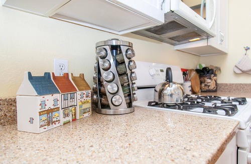 Old Bend House | Green Gables-2 Fireplaces,Salt Hot tub, 100+mbps Wifi, AC, Bikes, Big Yard,Walk!