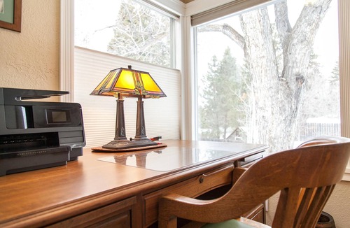 Old Bend House | Green Gables-2 Fireplaces,Salt Hot tub, 100+mbps Wifi, AC, Bikes, Big Yard,Walk!