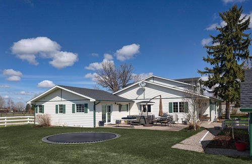 Bozeman House | Green Gables - Country Farmhouse - 7 Minutes to Bozeman