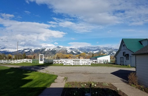 Bozeman House | Green Gables - Country Farmhouse - 7 Minutes to Bozeman