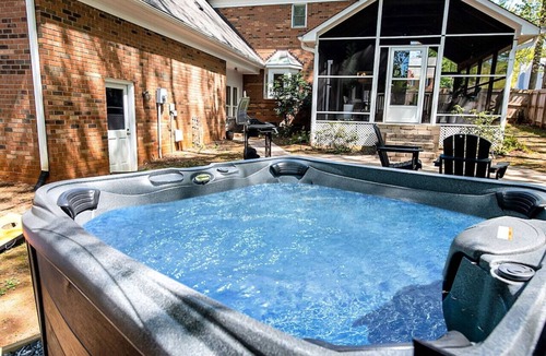 Greensboro House | Greensboro Manor with Hot Tub & Basketball Court