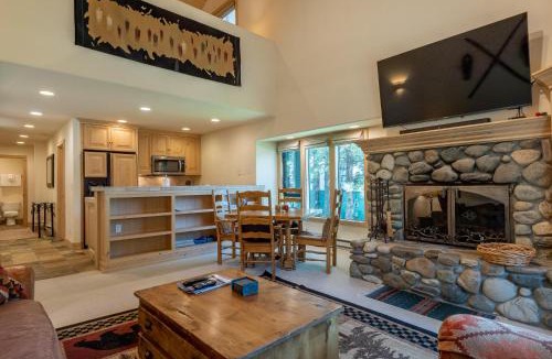 Warm Springs House | Greyhawk Condo 07