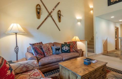 Warm Springs House | Greyhawk Condo 07
