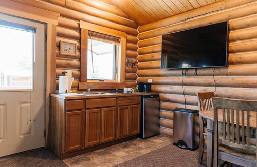 Bozeman Cabin | Grizzly Bear Cabin #7 at Gallatin Canyon Cabins