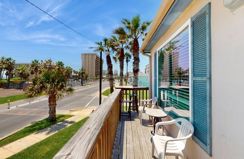 South Padre Island Condo | Group-friendly retreat with private deck - 3-minute walk to beach