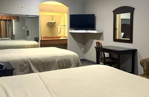 Greater Greenspoint Hotel | Group-Friendly Unit Near George Bush Airport - 6.8 mi | Free Parking & Breakfast