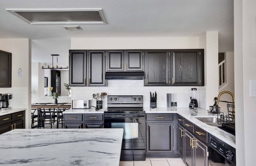 Gruene House | Gruene River Getaway - Large Luxury Modern Home - Walk to Historic Gruene
