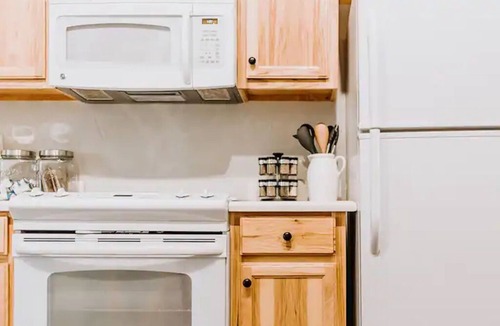 Gruene Apartment | GrueneGusthaus#1| Private Condo +Golf Cart Rentals