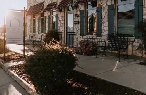 Gruene Condo | GrueneGusthaus#3| Private Condo+ Golf Cart Rentals