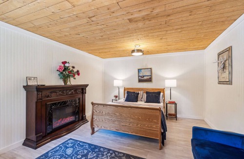 Shelton House | Guest Cottage with Lake Access, Row Boat, Kayaks