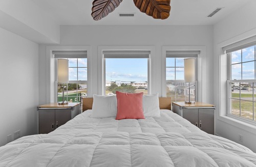 Topsail Beach Hotel | Guest House Topsail - King Suite in hotel on Topsail Beach, North Carolina