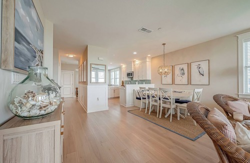 Red Fish Cove Condo | Gulf-Front BEACHFRONT Bliss! Open Kitchen-Community Pools-Bunk Room-Balcony