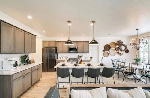 Eagle House | Gym. Kid Friendly. Adults Retreat. Bedroom TV's Pullout Couch. Private. Spa Tub.