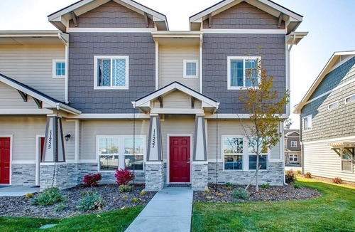 West Valley House | #HabitueHomes - The Centre of it All - 2bed 2.5bath New Construction Condo w/ King Bed!