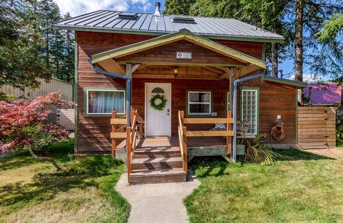 Skykomish House | Hadley's Hideaway -Cottage w/hot tub, fenced yard close to hikes & Stevens Pass ski hill