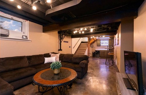 Great Falls House | Half Acre/Fenced Yard | Near Airport | Fire Pit| Pets Allowed